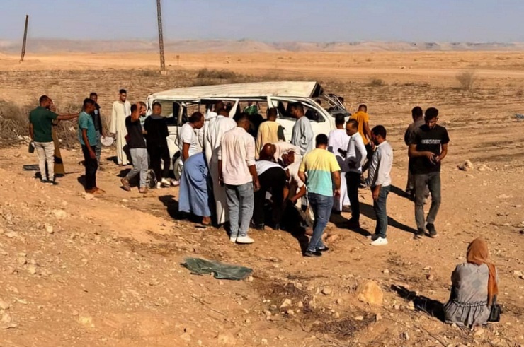 إنقلاب سيارة ميكروباص يؤدي إلى إصابة 12 مواطًنا في قنا