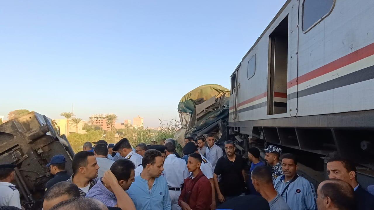 تصادم قطار بجرار في مزلقان ماقوسة بالمنيا يسفر عن 20 مصابًا.. والمحافظ يتابع ميدانيًا