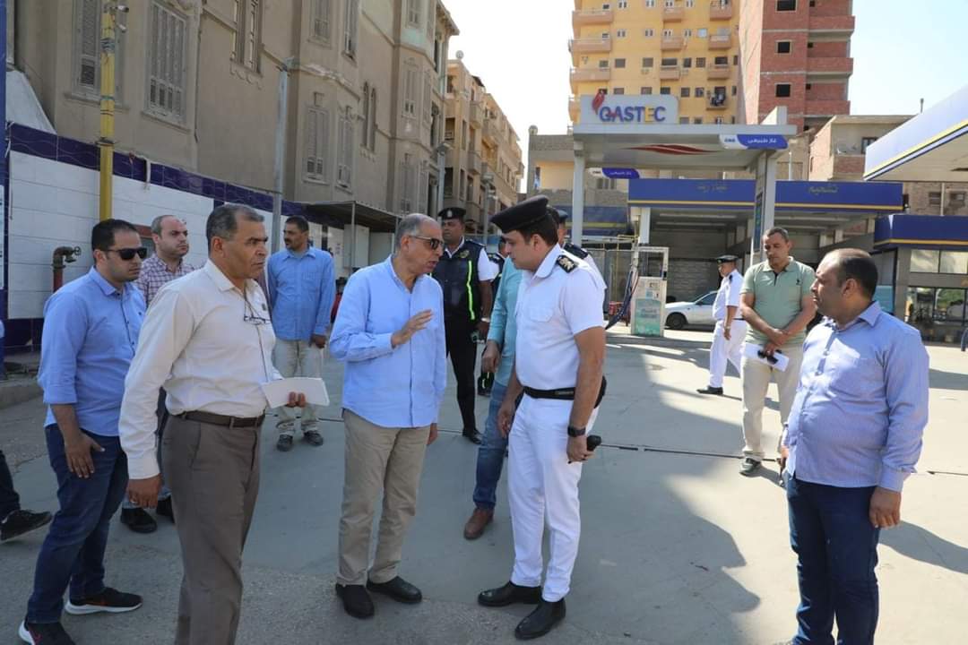 محافظ المنيا يتفقد مواقف السيارات ومحطات الوقود ويشدد على الالتزام بالتعريفة الجديدة