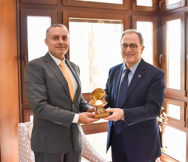 سفير قطر يزور الجامعة الأمريكية بالقاهرة  لتعزيز الشراكة في العلم والابتكار