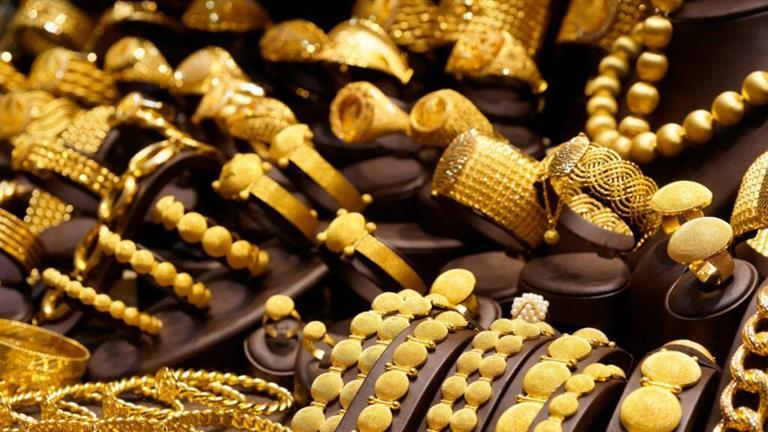 أسعار الذهب تواصل انخفاضها مع ارتفاع الدولار
