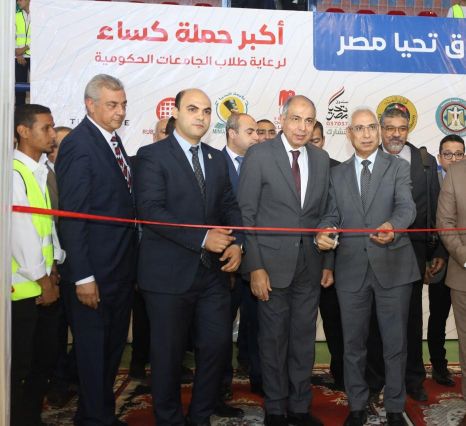 رئيس جامعة المنيا يفتتح معرض 