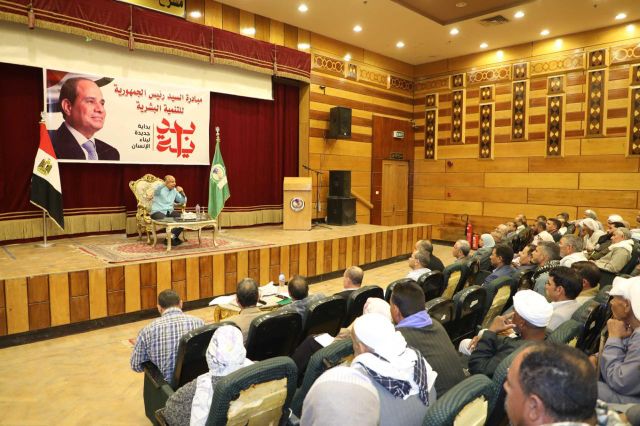 محافظ المنيا يجتمع وراغبي تقنين أوضاعهم ويوجه بتحديد يوم لكل مركز وتوفير سيارات لنقل المواطنين
