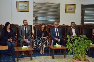 محافظ الأقصر والسفيرة الأمريكية بالقاهرة يفتتحان معرض 