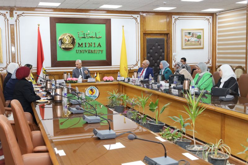رئيس جامعة المنيا يستقبل وفد الهيئة القومية لضمان جودة التعليم لتجديد اعتماد كلية التمريض.