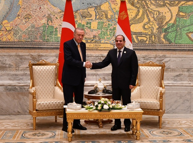 السيسي وأردوغان يؤكدان تعزيز التعاون ومواصلة التنسيق لإحلال السلام والاستقرار في المنطقة
