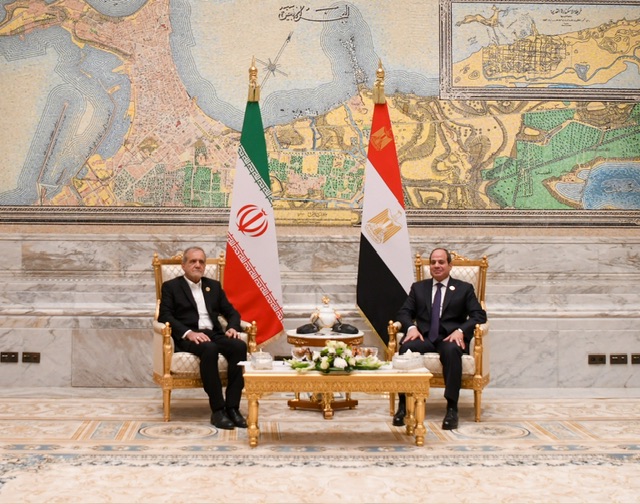 السيسي والرئيس الإيراني يبحثان تعزيز التعاون الإقليمي واستعادة السلام