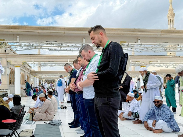 الدفعة الثانية من ضيوف خادم الحرمين يؤدون صلاة الجمعة بالمسجد النبوي 