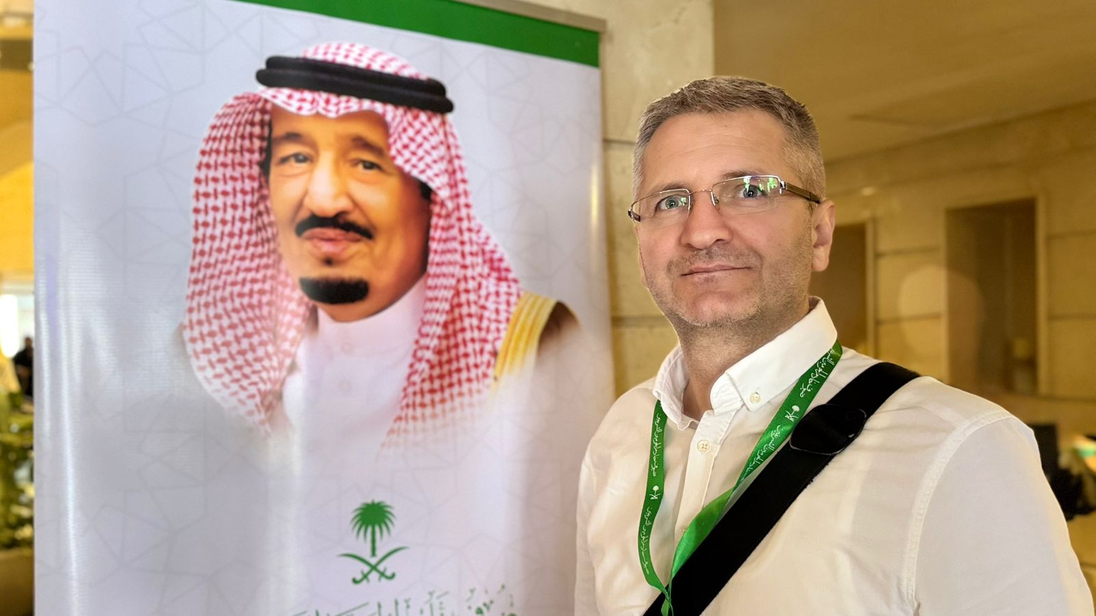 صورة الملك سلمان تستوقف أحد ضيوف خادم الحرمين الشريفين من البوسنة والهرسك

