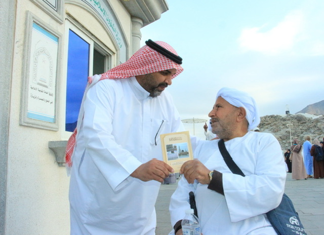 الشؤون الإسلامية السعودية تواصل خدماتها التوعوية بجبل الرحمة في عرفات