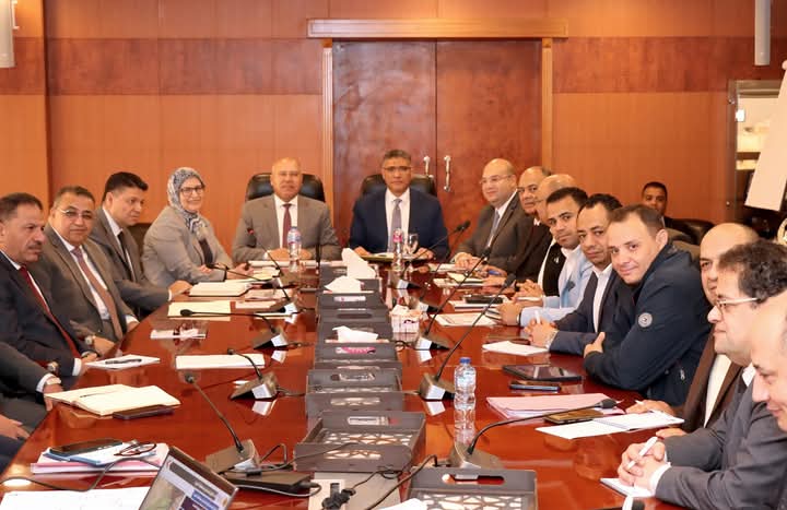 الوزير يبحث مع محافظ ومستثمري الجيزة تحديات المناطق الصناعية بالمحافظة وسبل حلها
