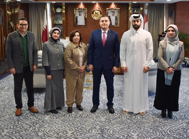 سفير الدوحة في مصر يستقبل الفنانة التشكيلية القطرية وفيقة سلطان العيسى