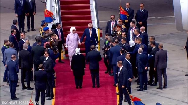 الرئيس السيسي وقرينته يستقبلان الرئيس التركي بمطار القاهرة