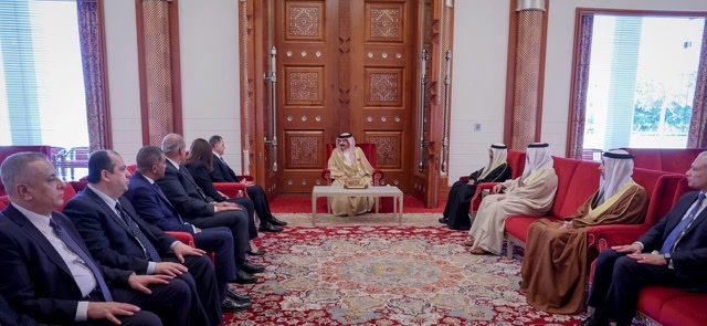 ملك البحرين يبحث مع  وزير الداخلية المصري التطورات التي تشهدها المنطقة بقصر الصافرية