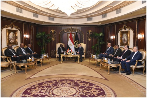 وزير الداخلية يبحث مع نظيره السوداني تعزيز قنوات الإتصال وآليات تبادل المعلومات بين الجانبين