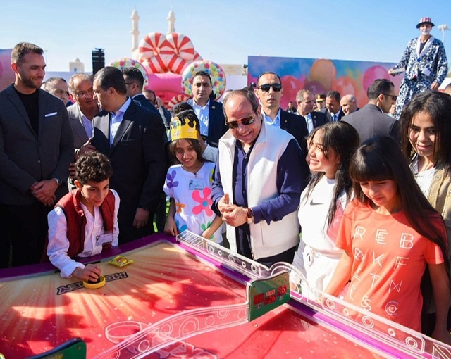 بالصور.. الرئيس السيسي يحتفل بالعيد مع أبناء الشهداء ويكرم عددًا من أسرهم  