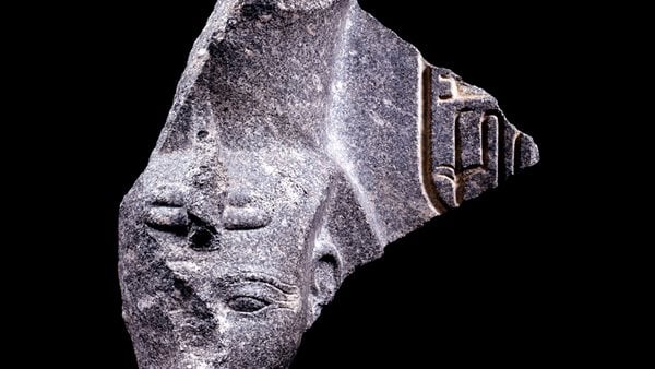 مصر تتسلم رأس تمثال الملك رمسيس الثاني بعد استعادتها من سويسرا

