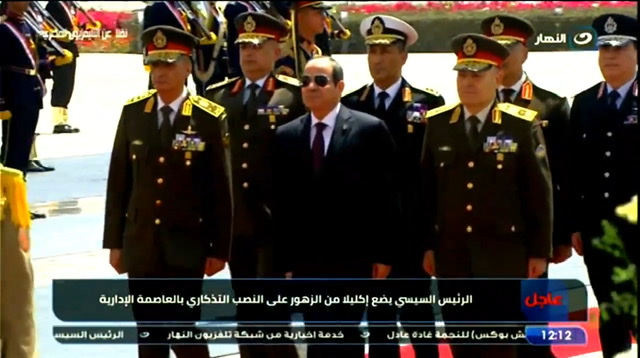 السيسي يضع إكليلا من الزهور على النصب التذكاري بالعاصمة الإدارية