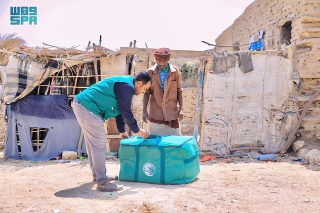 مركز الملك سلمان يوزع مساعدات ايوائية للمحافظات اليمنية المتضررة من السيول 
