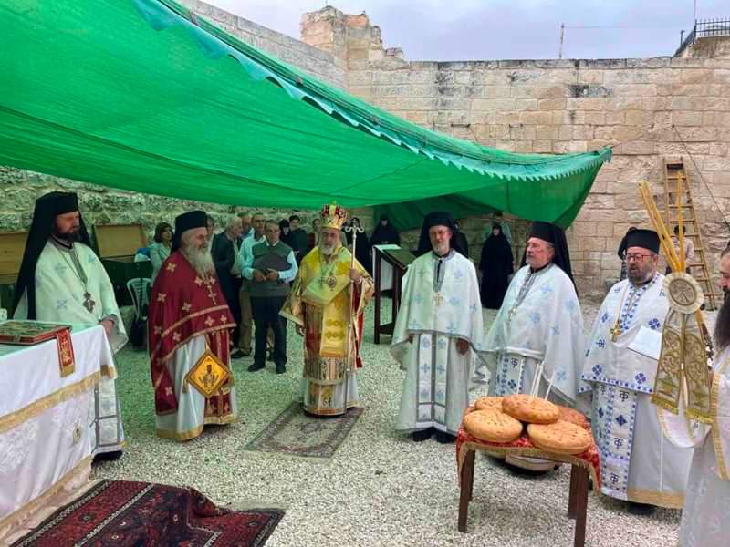 إقامة صلاة الغروب عشية العيد بسبت اليعازر في موضع الصعود المقدس على جبل الزيتون
