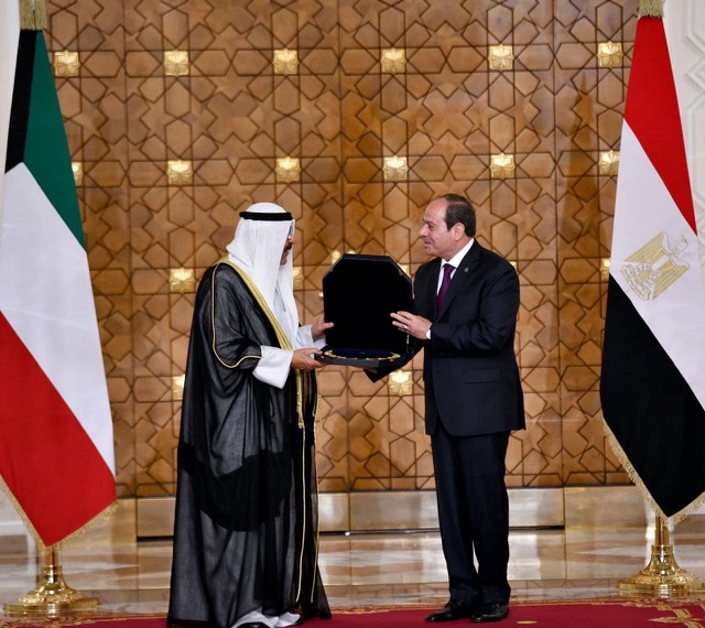 الرئيس السيسي يمنح أمير الكويت قلادة النيل المصرية