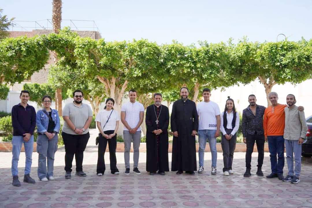 مطران جنوب المنيا يستقبل اللجنة المنظمة لمسيرة الشباب