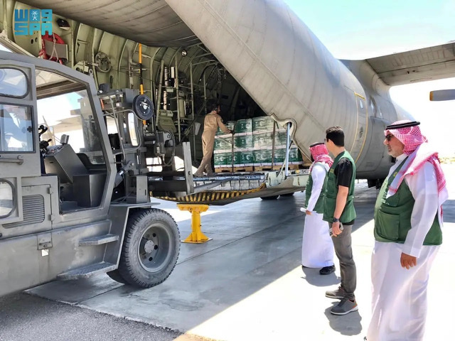 مطار العريش يستقبل الطائرة السعودية الـ 49 الموجهة لإغاثة الشعب الفلسطيني في قطاع غزة