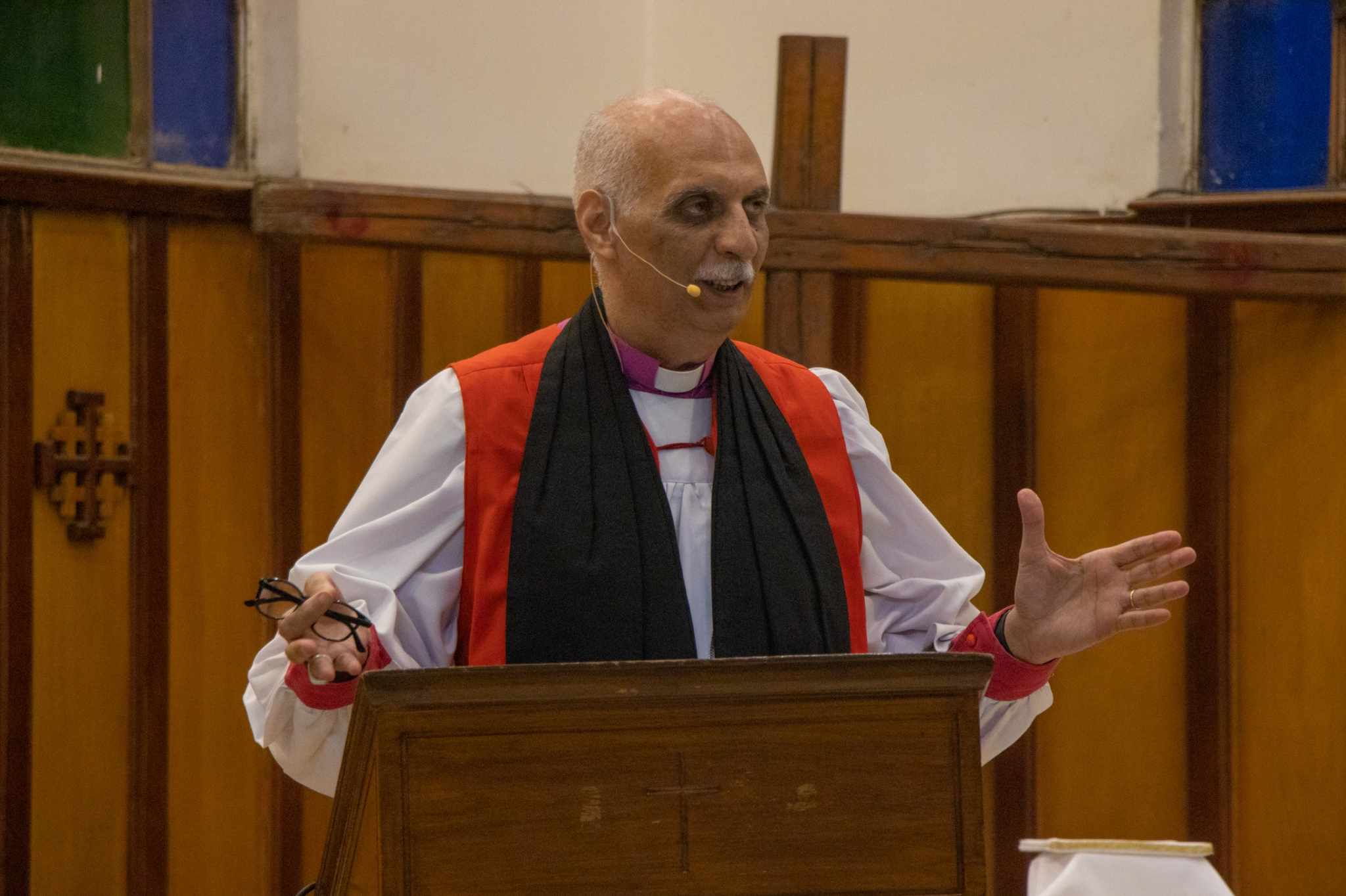 رئيس أساقفة الكنيسة الأسقفية يصلي خدمة تثبيت أعضاء جُدد بالكنيسة الأسقفية 