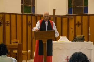 رئيس أساقفة الكنيسة الأسقفية يصلي خدمة تثبيت أعضاء جُدد بالكنيسة الأسقفية 