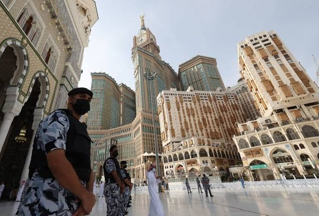 الأمن السعودي : منع دخول مكة بتأشيرة زيارة وغرامة 50,000 ريال للتأخير بالإبلاغ