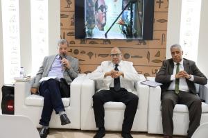 جناح مصر يحتفي بمشروعات هيئة الكتاب لحفظ الشعر العربي في معرض أبو ظبي

