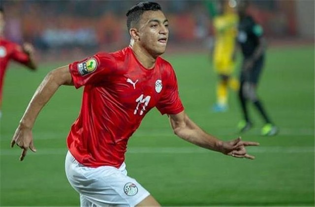 مصطفى محمد يخرج مصابا من مباراة منتخب مصر وغينيا بيساو