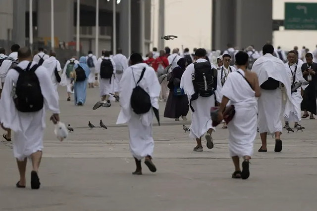 حجاج بيت الله الحرام يتوافدون إلى مشعر منى لقضاء يوم التروية