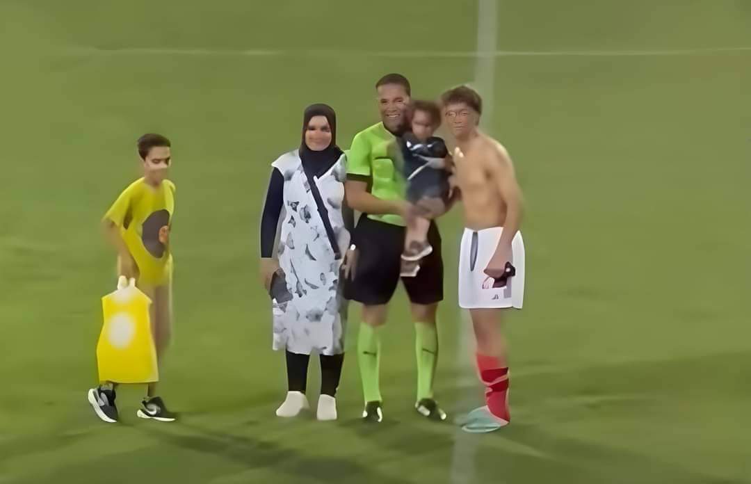 اتحاد الكرة ينفى التحقيق مع حكم لقاء الاهلى وفاركو بعد صورته هو وعائلته مع إمام عاشور
