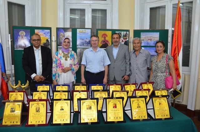 جسر ثقافي يربط القاهرة وموسكو.. افتتاح معرض