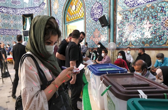 صناديق الانتخابات الإيرانية هل تأتي بعسكري تكنوقراطي أم اقتصادي وسطي