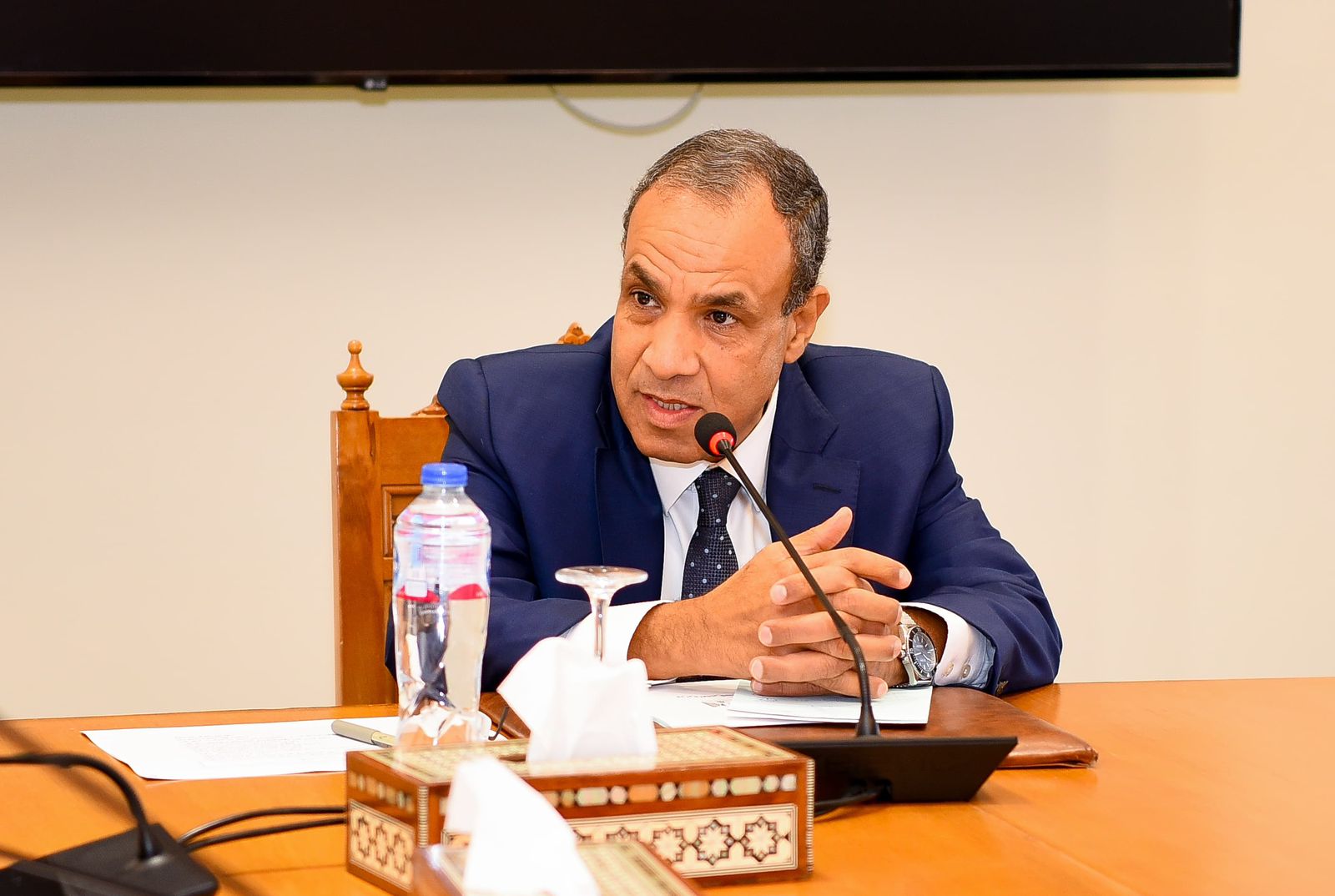 وزير الخارجية يجتمع بقيادات وأعضاء إدارة البيئة والتغير المناخي بالوزارة 

