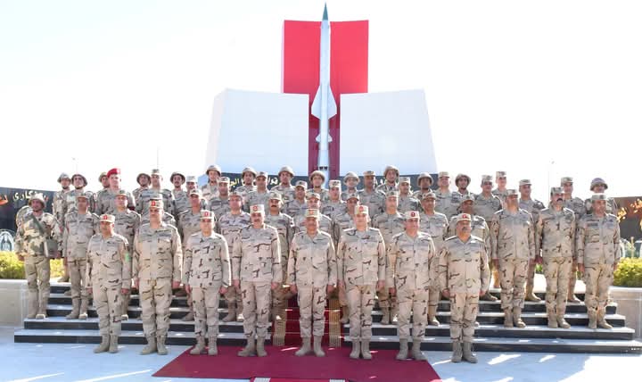 وزير الدفاع يتفقد أحد تشكيلات قوات الدفاع الجوى للإطمئنان على مدى الجاهزية والاستعداد القتالى
