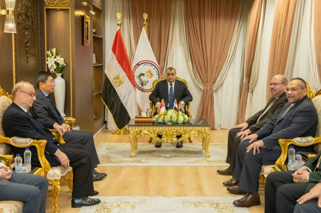وزير الدولة للإنتاج الحربي يبحث مع سفير سنغافورة الفرص الاستثمارية لدعم الصادرات