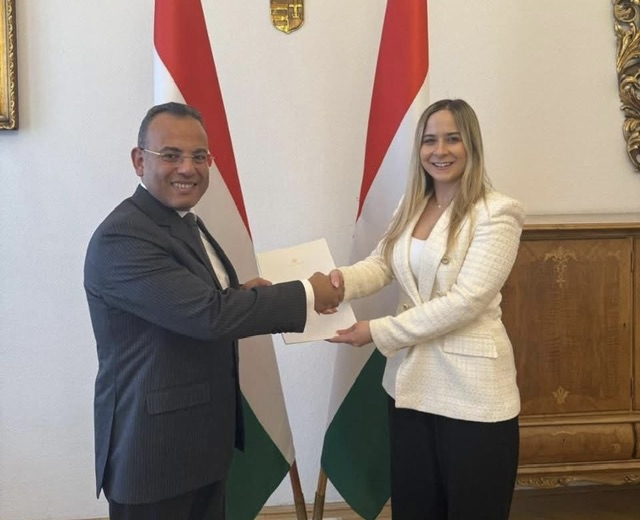سفير مصر لدى المجر يقدم صورة أوراق اعتماده