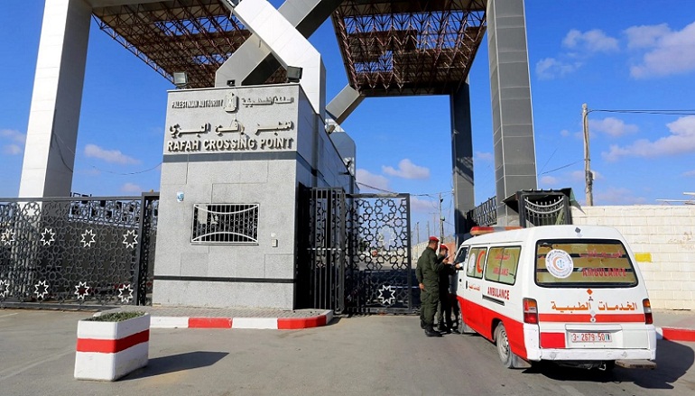 طوارئ واستعدادات مكثفة ووزيران في سيناء لإدخال المعونات واستقبال المصابين الفلسطينيين

