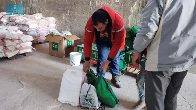 مركز الملك سلمان يواصل توزيع مواد إغاثية بعدد من المدن السورية
