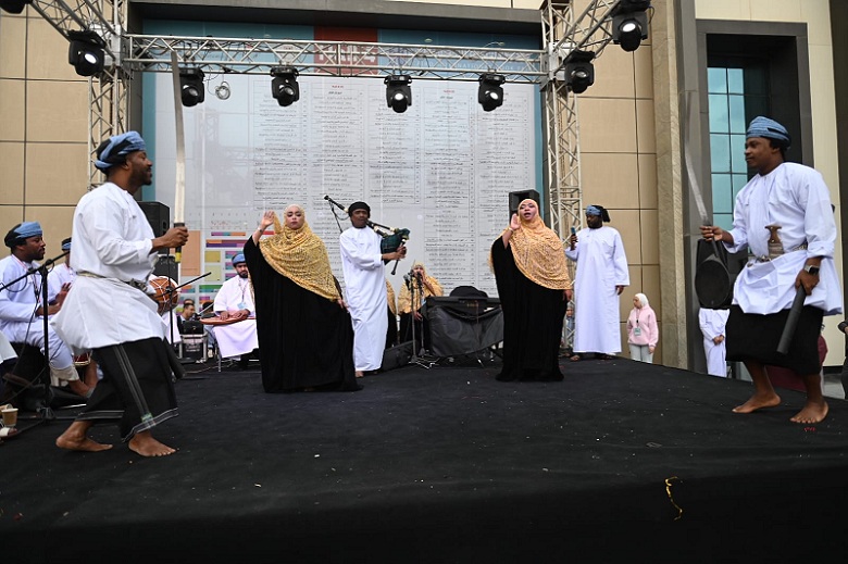 عروض فنية وأغاني على المسارح المكشوفة بمعرض الكتاب تُبهر الجمهور

