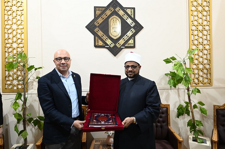 شيخ الأزهر يكرم د. أحمد بهي الدين رئيس هيئة الكتاب لدوره الثقافي البارز في معرض الكتاب