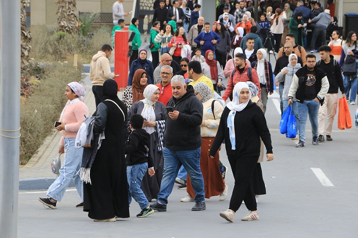 منذ الساعات الأولى..إقبال جماهيري كثيف في اليوم الثامن لمعرض الكتاب

