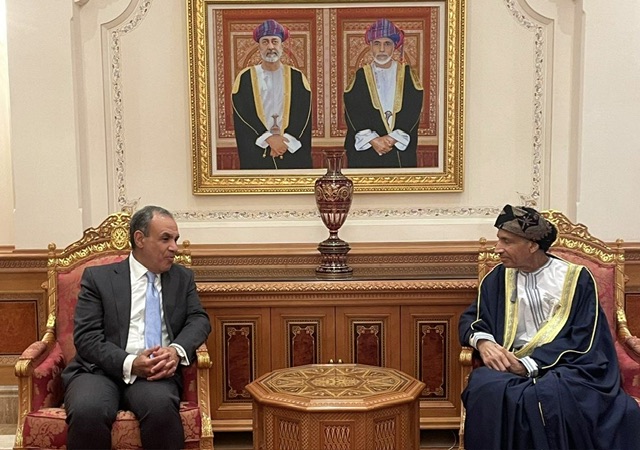 وزير الخارجية يبحث في عُمان تعزيز العلاقات الثنائية وقضايا الأمن الإقليمي