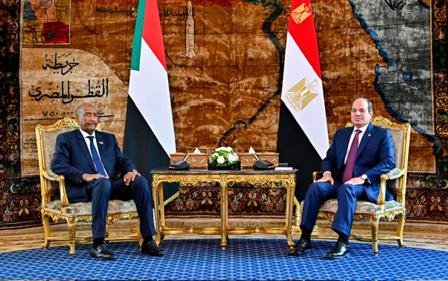 السيسي والبرهان يبحثان في قصر الاتحادية سبل إنهاء الحرب في السودان وتنسيق المواقف بشأن سد النهضة