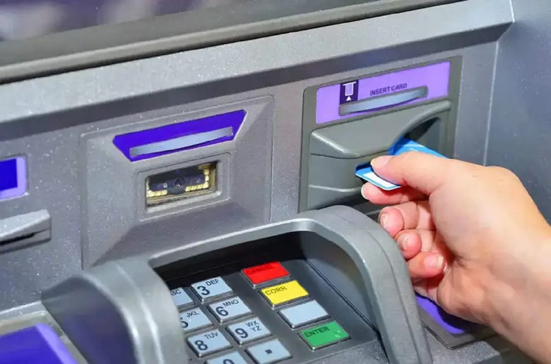 تعطل ماكينات الصرف الآلي.. أزمة شهرية تتجدد وتثقل كاهل المواطنين

