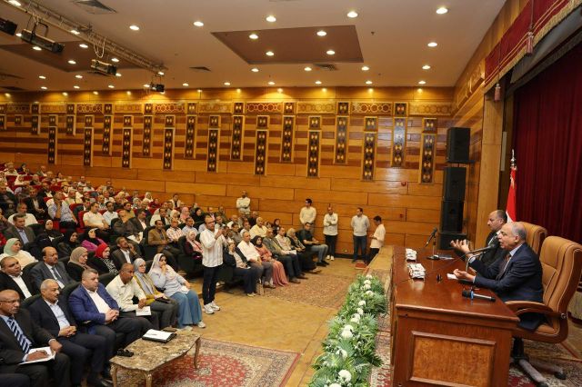 محافظ المنيا يعقد لقاءً موسعًا لمناقشة التحديات بالمدارس على مستوى الإدارات التعليمية
