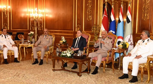 وزير الدفاع ويستقبل قيادات وزارة الداخلية لتقديم التهنئة بمناسبة الاحتفال بذكرى انتصارات أكتوبر
